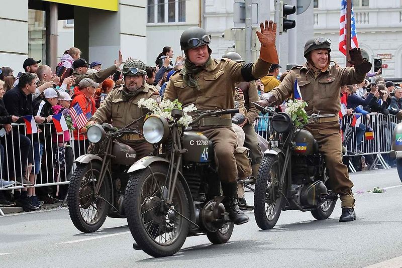 Plzní projel Konvoj svobody. Stovky kusů historické vojenské techniky v neděli projely z Bor do centra města. Ulice lemovaly tisíce diváků.