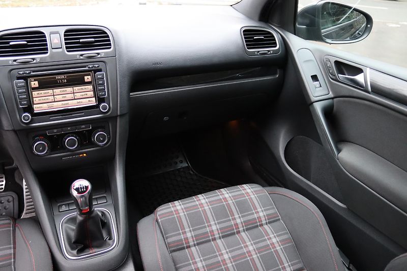 Volkswagen Golf GTI 2.0TSI 147kW - fotka 34 z 47