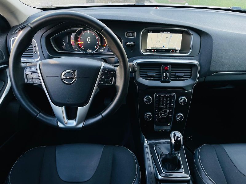 Volvo V40 2.0i MANUÁL KAMERA SERVISKA - fotka 24 z 45