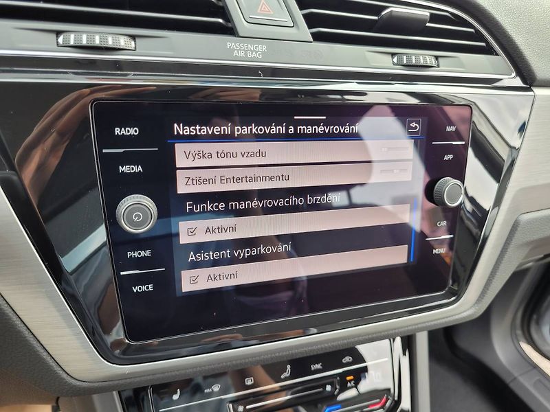 Volkswagen Touran 1.5 TSI DSG R-Line 7míst TAŽNÉ - fotka 29 z 50