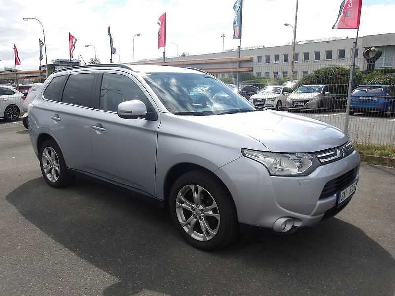 Mitsubishi Outlander 2,3DI-D 4x4 ČR 7 MÍST ! 2.MAJ. - fotka 11 z 39