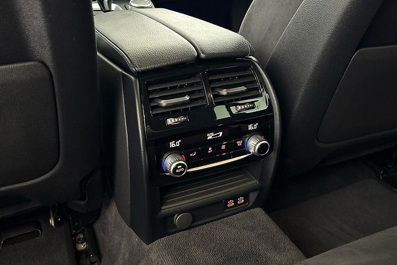 BMW Řada 5 530d xDrive - fotka 27 z 29