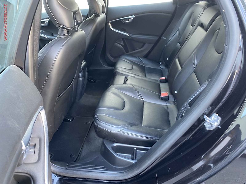 Volvo V40 (2019) 2.0 D2, AT, LED, kůže, panor - fotka 10 z 18