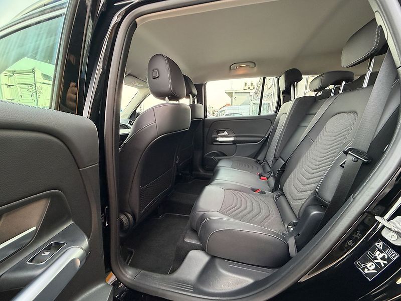 Mercedes-Benz GLB 180d - fotka 14 z 32