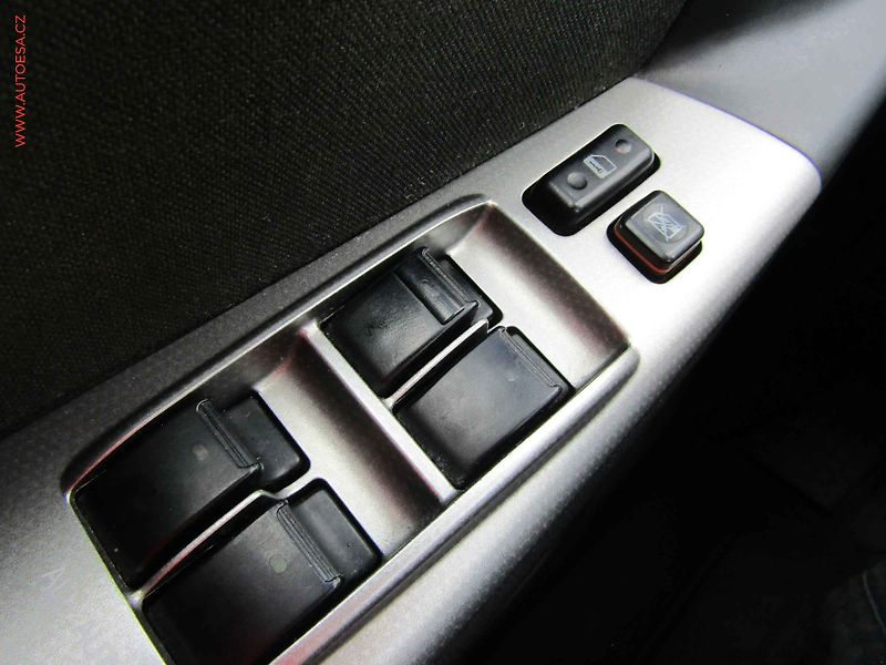 Toyota Corolla (2006) 2.0 D-4D, AC, park.čidla - fotka 11 z 18