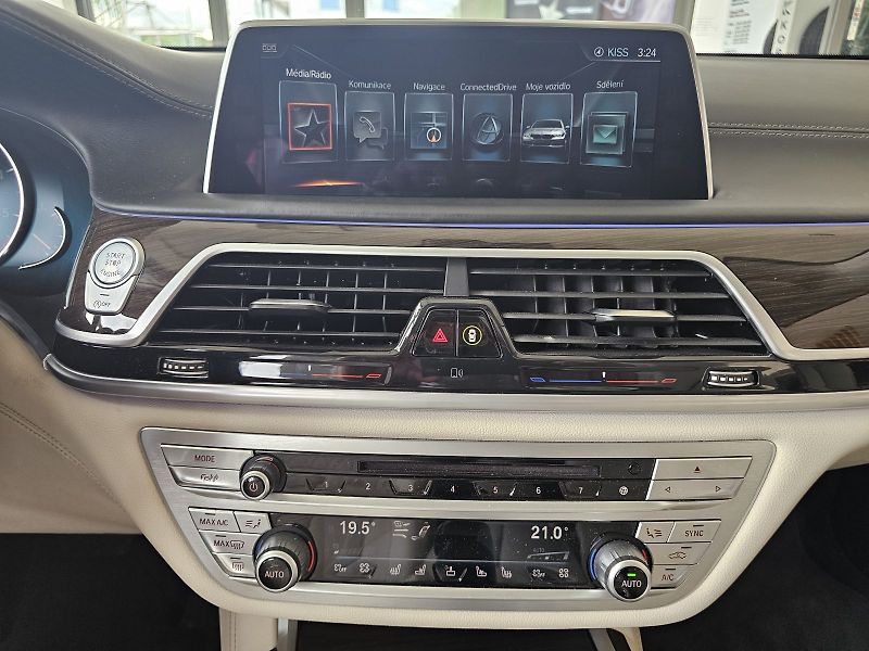 BMW Řada 7 750d xDrive - fotka 30 z 37