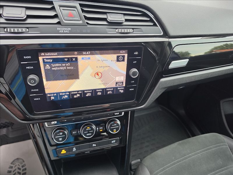 Volkswagen Touran 1,4 TSi 110KW DSG Highline 7MÍ - fotka 20 z 50