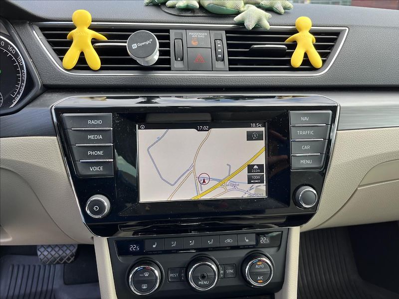 Škoda Superb 2,0  TDi Style - fotka 12 z 13
