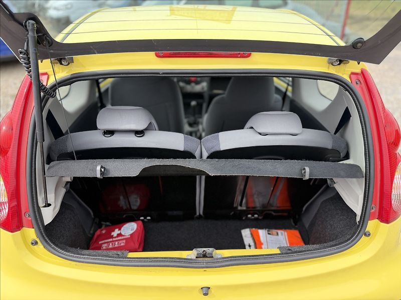 Peugeot 107 1,0 i 77tKm KLIMA SERVO - fotka 16 z 19