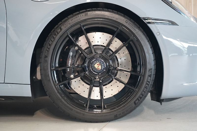 Porsche 911 Carrera 4 GTS, Aerokit, Lift - fotka 17 z 55