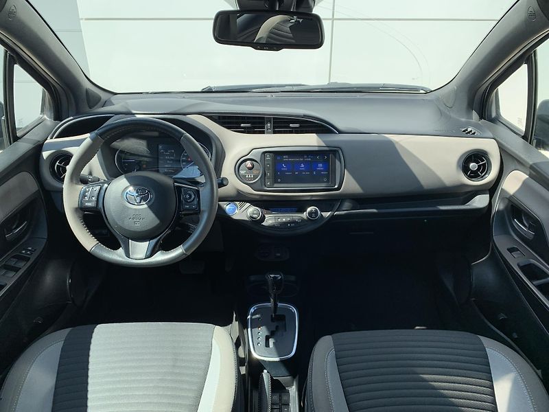 Toyota Yaris SELECTION 1,5 HYBRID 74kW AT - fotka 2 z 26