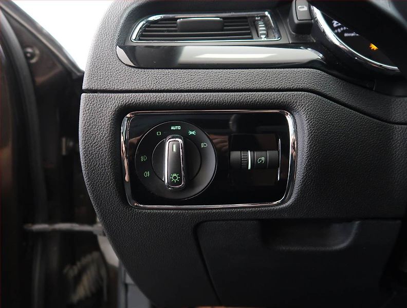 Škoda Superb (2014) 2.0 TDI, Navi, Xenony - fotka 25 z 26