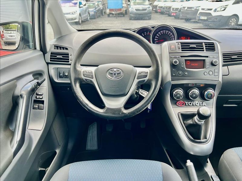 Toyota Verso 1,6 D-4D KLIMA - fotka 21 z 36