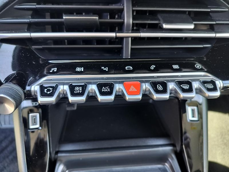 Peugeot 208 e, navigace - fotka 18 z 25