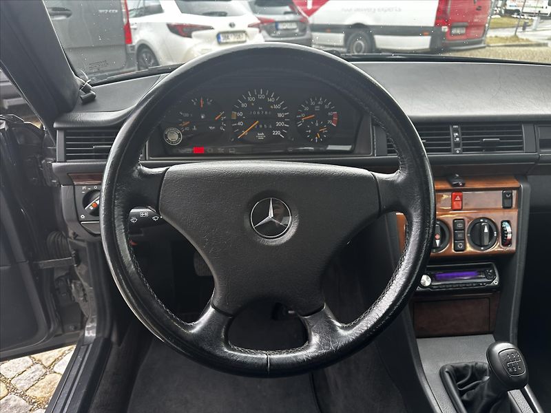 Mercedes-Benz 124 124 230 CE - fotka 10 z 14