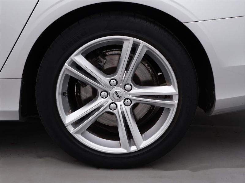 Volvo V90 2,0 T5 184kW Momentum CZ DPH - fotka 28 z 36