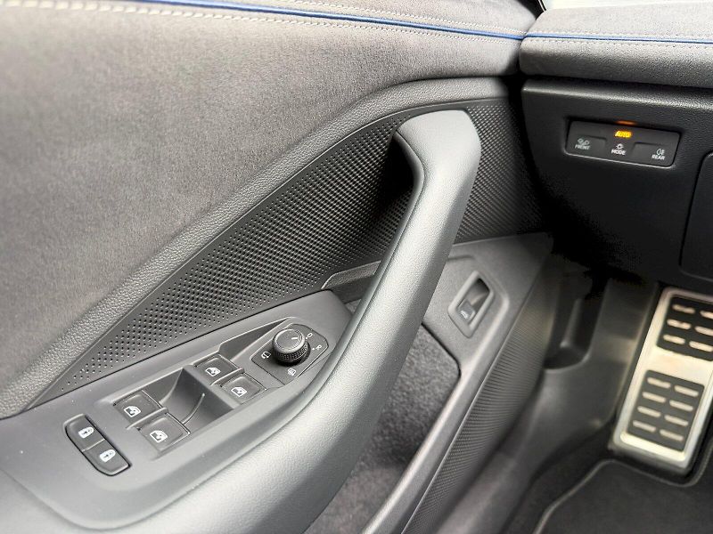 Volkswagen Passat (2024) 2.0 TDI 110 kW R-LINE - fotka 11 z 35