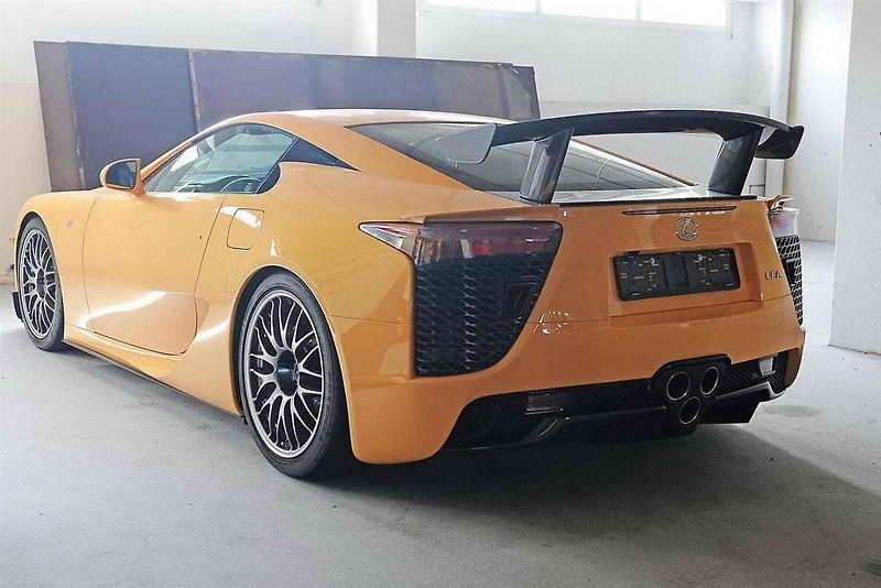 Jeden z 50 vyrobených kusů Lexusu LFA Nürburgring Edition je na prodej