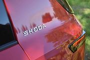 Škoda Epiq český test - Označení automobilky je i na zadním sloupku.