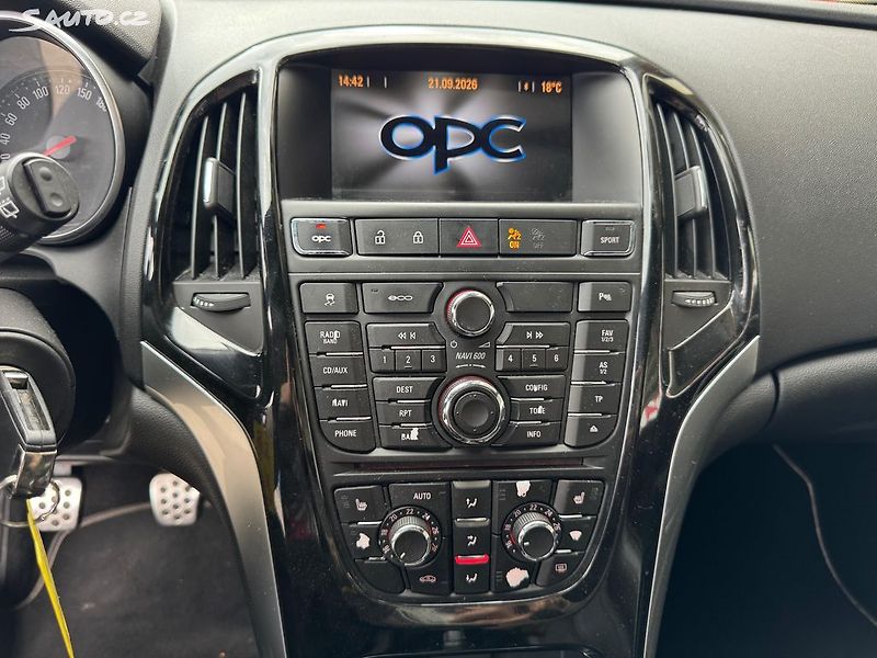 Opel Astra (2012) GTC OPC 2.0 Turbo 206kw - fotka 16 z 22