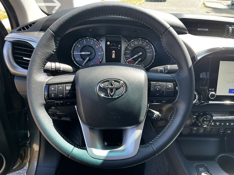 Toyota Hilux 2.8D 4x4 6AT Executive - fotka 16 z 33