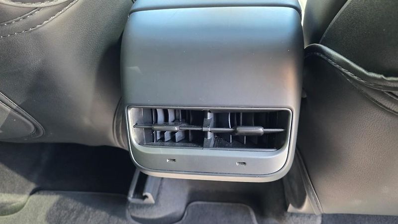 Tesla Model Y (2023) Long Range AWD DE SoH 92,4% - fotka 16 z 41