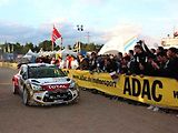 Servisní zóna je hodně zajímavé místo. Fanoušci si tam mohou prohlédnout nejen vozy směřující do dep, ale smějí nahlédnout i pod ruce mechaniků.