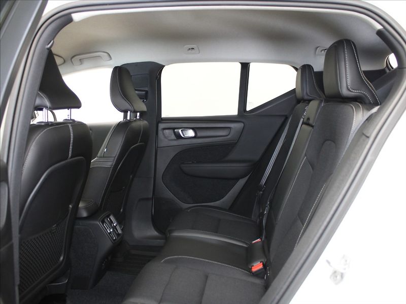 Volvo XC40 2,0 D4 AWD Mom.PRO Pilot Tažné - fotka 7 z 21