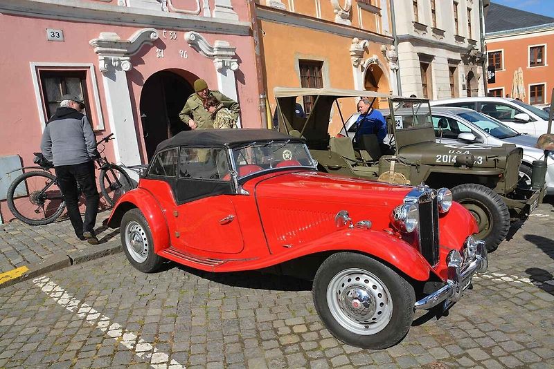 Automobiloví a motocykloví veteráni se vydali v neděli na tradiční jízdu Ze zámku na hrad. Start byl na Horním náměstí v Přerově, kde si lidé užili bohatý program.