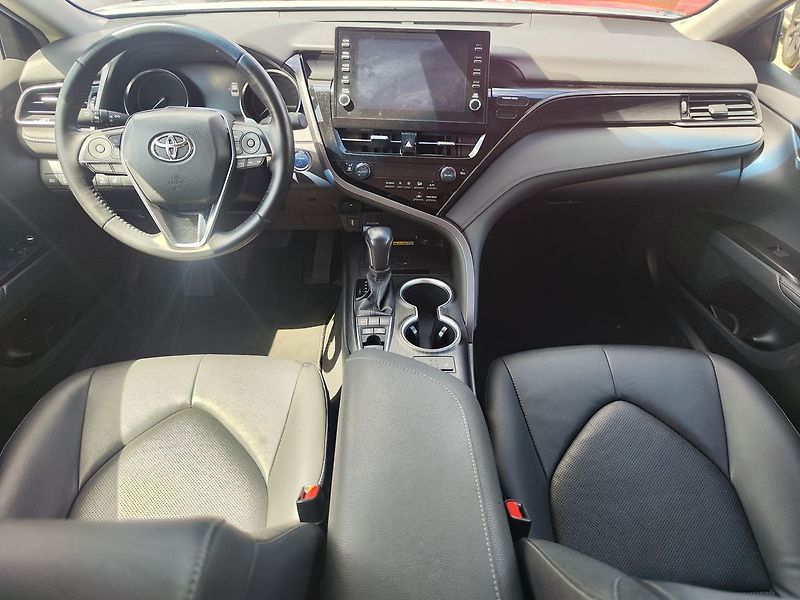 Toyota Camry 2.5 HEV/160kW Executive e-CVT - fotka 13 z 35