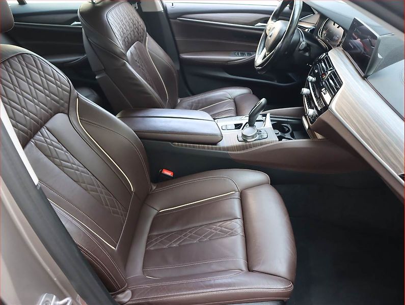 BMW Řada 5 (2018) Luxury Line 520d xDrive - fotka 9 z 20