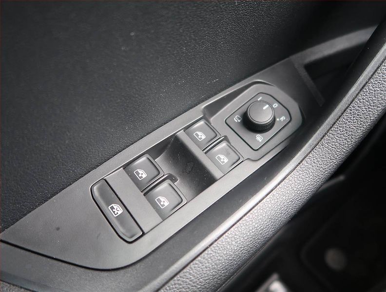 Škoda Karoq (2024) Sportline 1.5 TSI - fotka 17 z 22