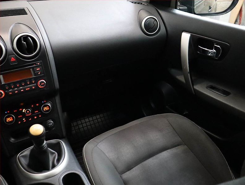 Nissan Qashqai (2011) 1.5 dCi, Tempomat - fotka 8 z 17