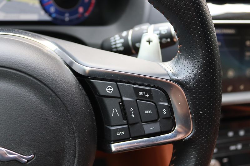 Jaguar F-Pace SVR 5.0 V8 AWD 405kW DPH - fotka 26 z 50