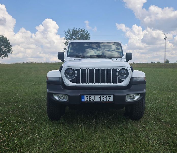 Jeep Wrangler (2024) Sahara Unlimited - fotka 1 z 9