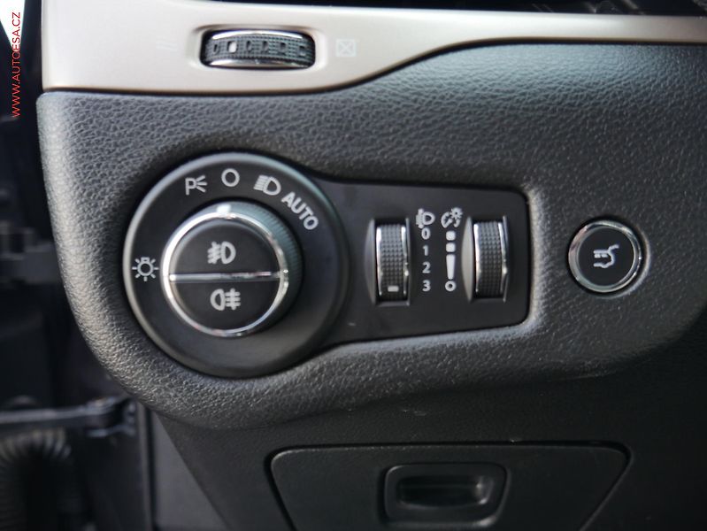 Jeep Cherokee (2014) 2.0 CRD 4x4, ČR, Longitude - fotka 20 z 25