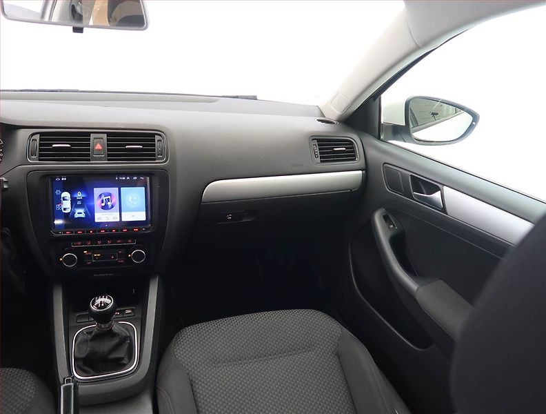 Volkswagen Jetta (2011) 1.6 TDI, Park. senzory - fotka 8 z 15