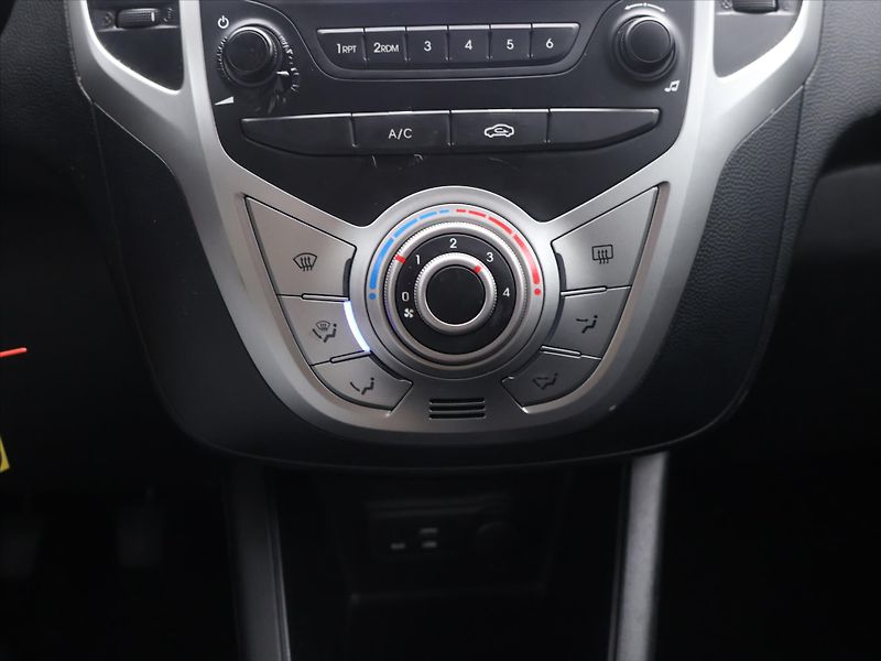 Hyundai ix20 1,4 CVVT 66kW Trikolor CZ - fotka 19 z 29