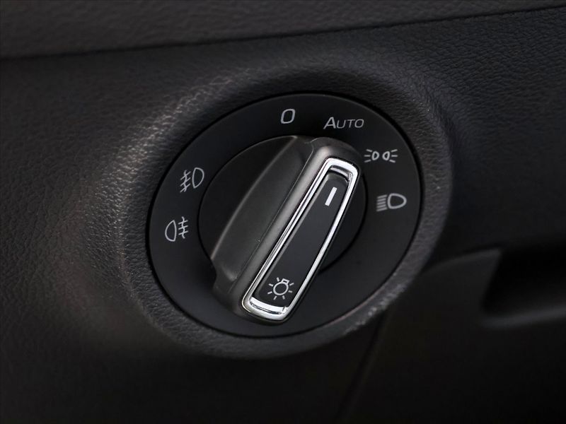 Škoda Karoq 1,6 TDI DSG Style Sport Navi - fotka 17 z 39