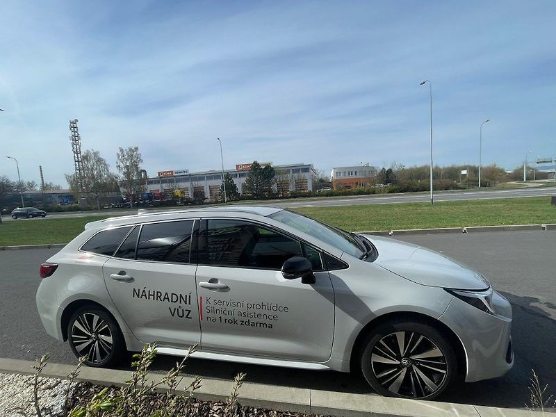 Toyota Corolla 1.8 Hybrid 140k Style - fotka 7 z 28