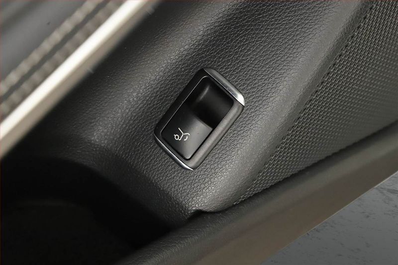 Mercedes-Benz GLA (2017) 180, Automat, Kůže, Navi - fotka 19 z 20
