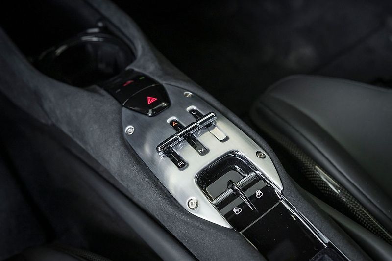 Ferrari 296 GTB Carplay/Lift/Carbon/Racing Sea - fotka 14 z 23