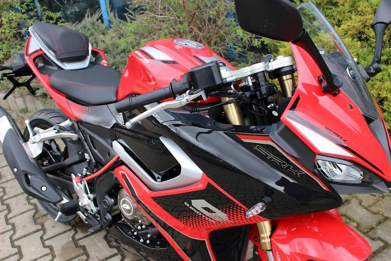 QJ Motor SRK 125 R (2025) NOVINKA 2025 SKLADEM - fotka 2 z 8