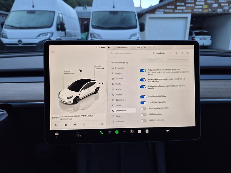 Tesla Model 3 STANDART RANGE 239w SOH 96,5% - fotka 26 z 48