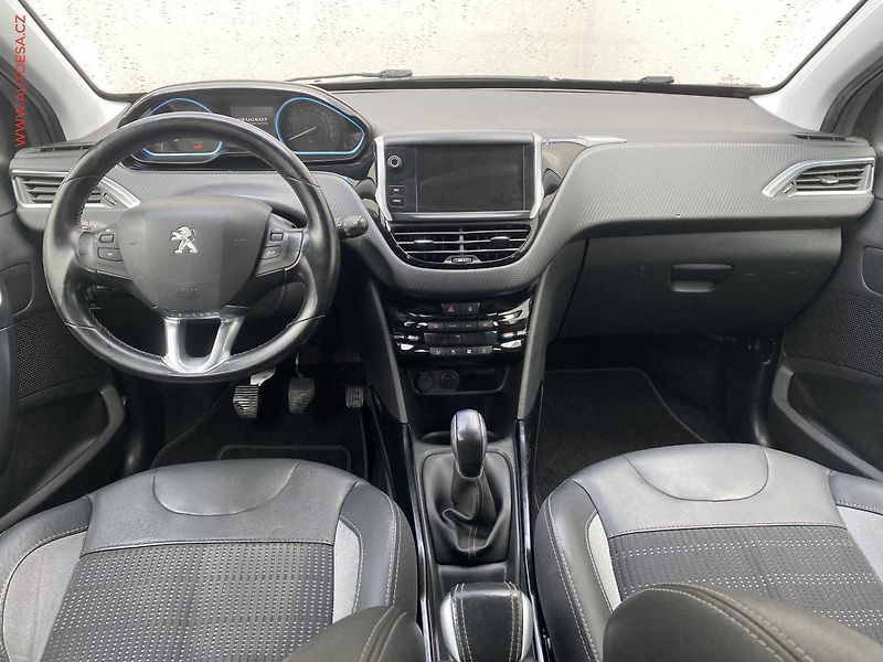 Peugeot 2008 (2017) 1.2 PT, Allure, navi, kamera - fotka 8 z 17