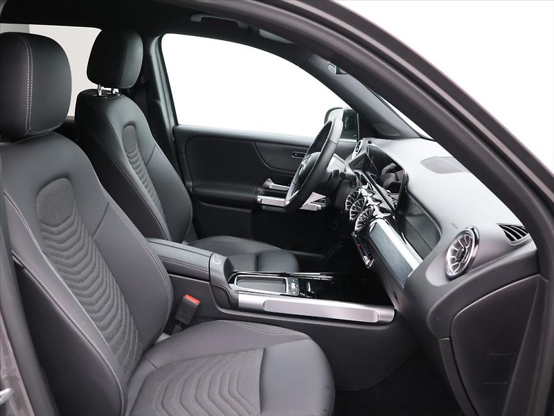 Mercedes-Benz GLB 2,0 200d 110kW 4MATIC CZ - fotka 13 z 34