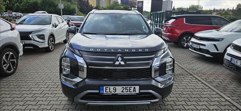 Mitsubishi Outlander 2,4 PHEV 4x4  INSTYLE - fotka 9 z 19