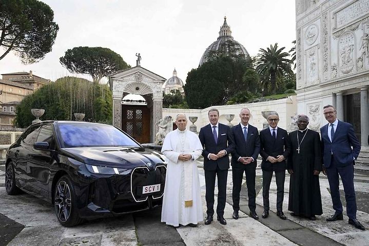 Na konci roku převzal papež Lev XIV nové elektrické BMW.