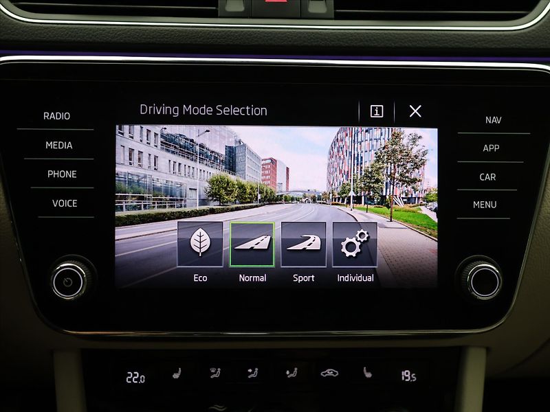 Škoda Superb 2,0 TDI 140kW DSG 4x4 Style CZ - fotka 22 z 32