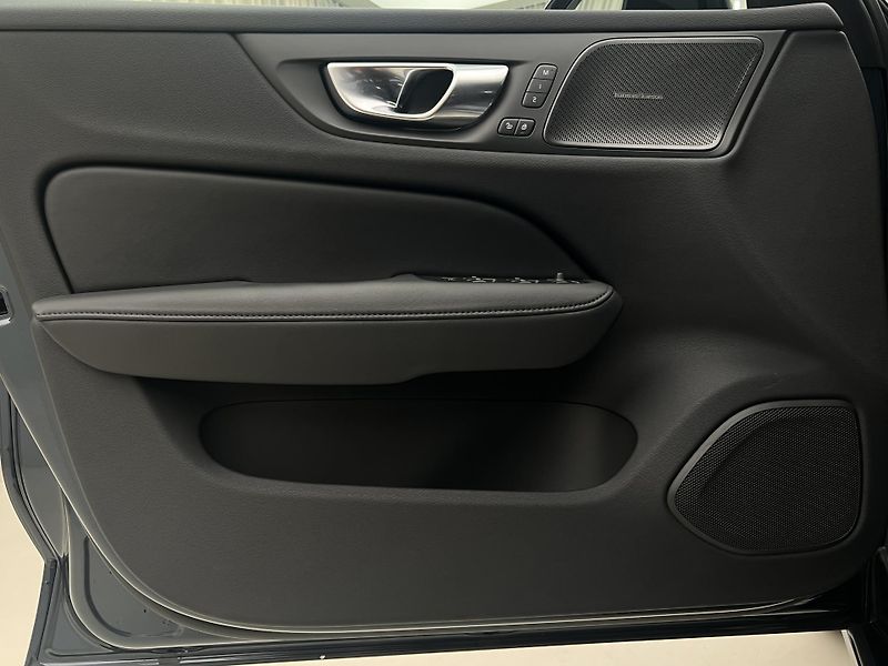 Volvo V60 B4 DARK PLUS AUT - fotka 7 z 45